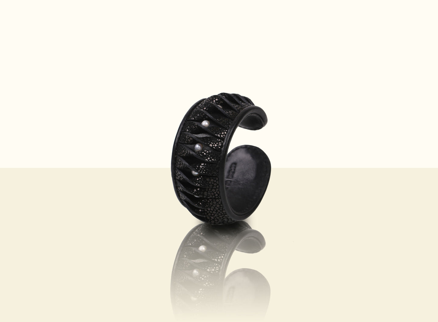 Shimmering Yu Bracelet - Black
