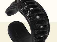 Shimmering Yu Bracelet - Black